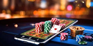 Pemain menikmati permainan sportsbook dan kasino online dengan akses mobile di qqindobet